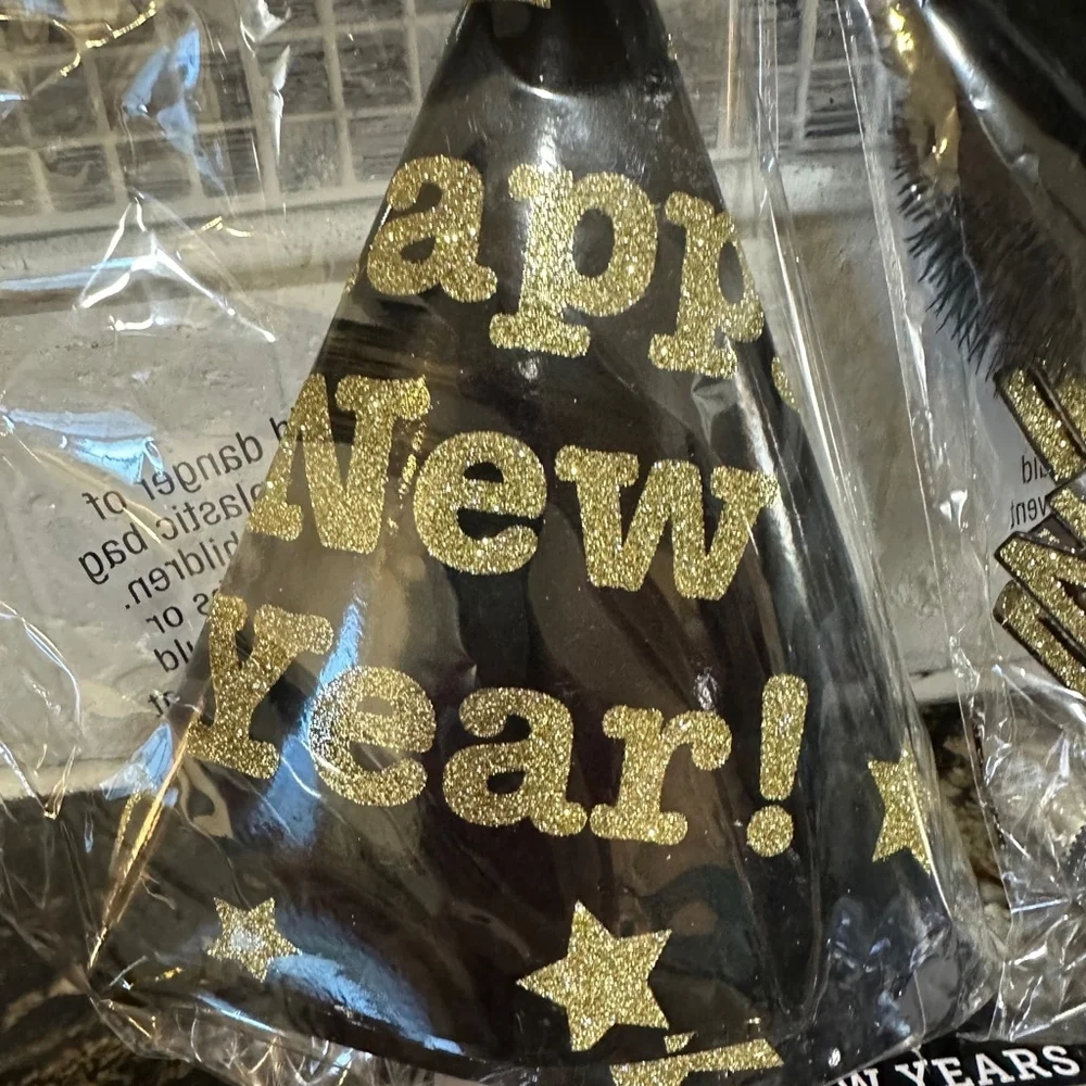 NEW! New Years Party Hats (8) Tiaras (4) & Noisemakers (8) Black & Gold Bundle!